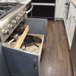Cucina penisola piccola estraibile saving arredare piccole cucine mobili soluzioni salvaspazio rotelle scorrevole moderne designmag dimensione ripiano ambienti visita isole